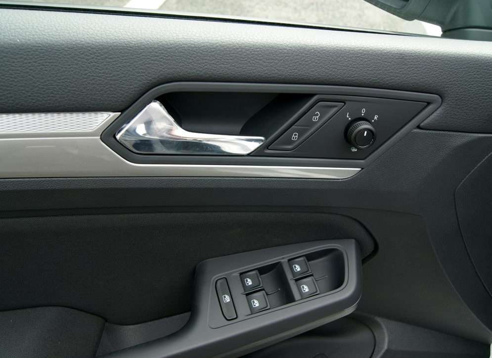 这款车的门把手颜色很好看,材质也很好,小编也很喜欢.