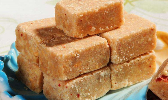 开封特色美食,酥脆可口的花生糕,让人回味无穷