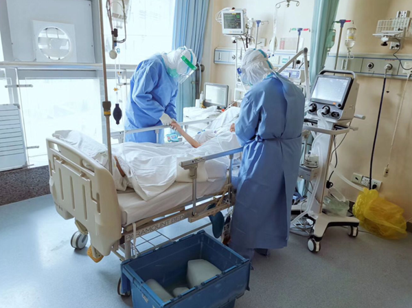 「新华网连线湖北」防护服变"暴汗服" 隔离病房里来了"降温神器"