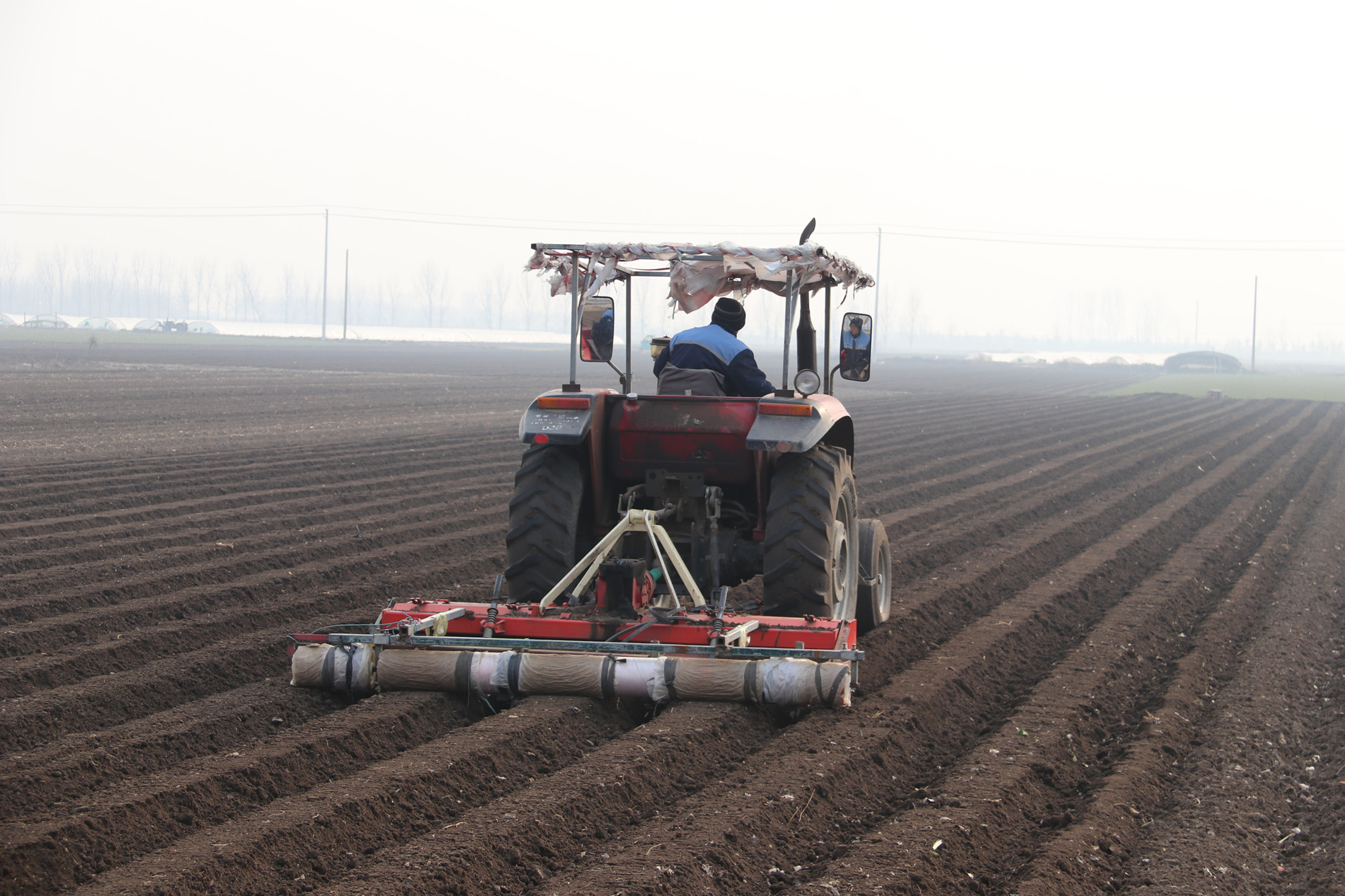 有的地方还能看到拖拉机正在翻地的场景.