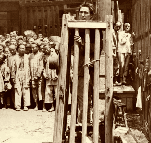 古代绞刑的真实画面,刑具简陋到了极致,有的刑具还有些迷之喜感