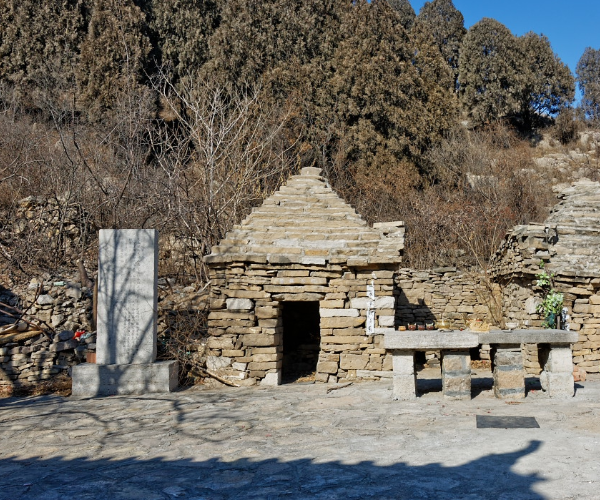 在济南近郊党家庄蛮子村南的一处山谷中,有这么两座叠涩塔顶的全石垒