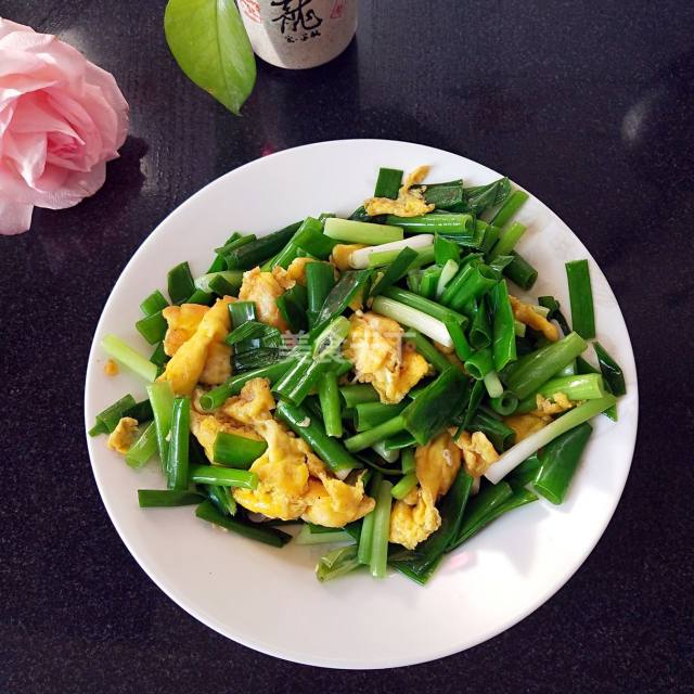小葱炒鸡蛋,是很有营养价值和顺应节气的最佳吃法