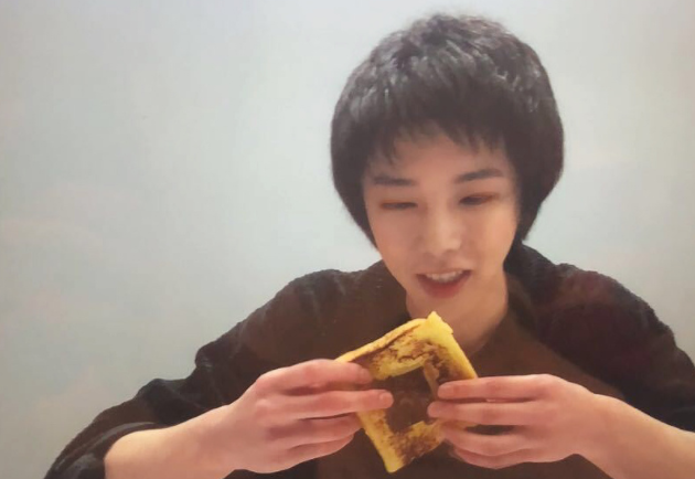 《王牌》云录制,华晨宇下厨翻车,吃光"黑糊面包"表情超可爱
