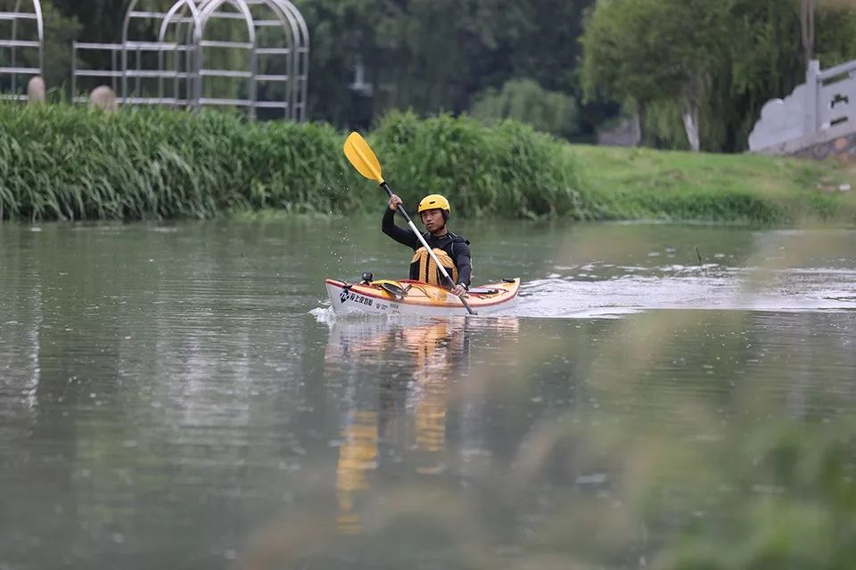 浙江嘉兴中学老师划船上班:不堵车