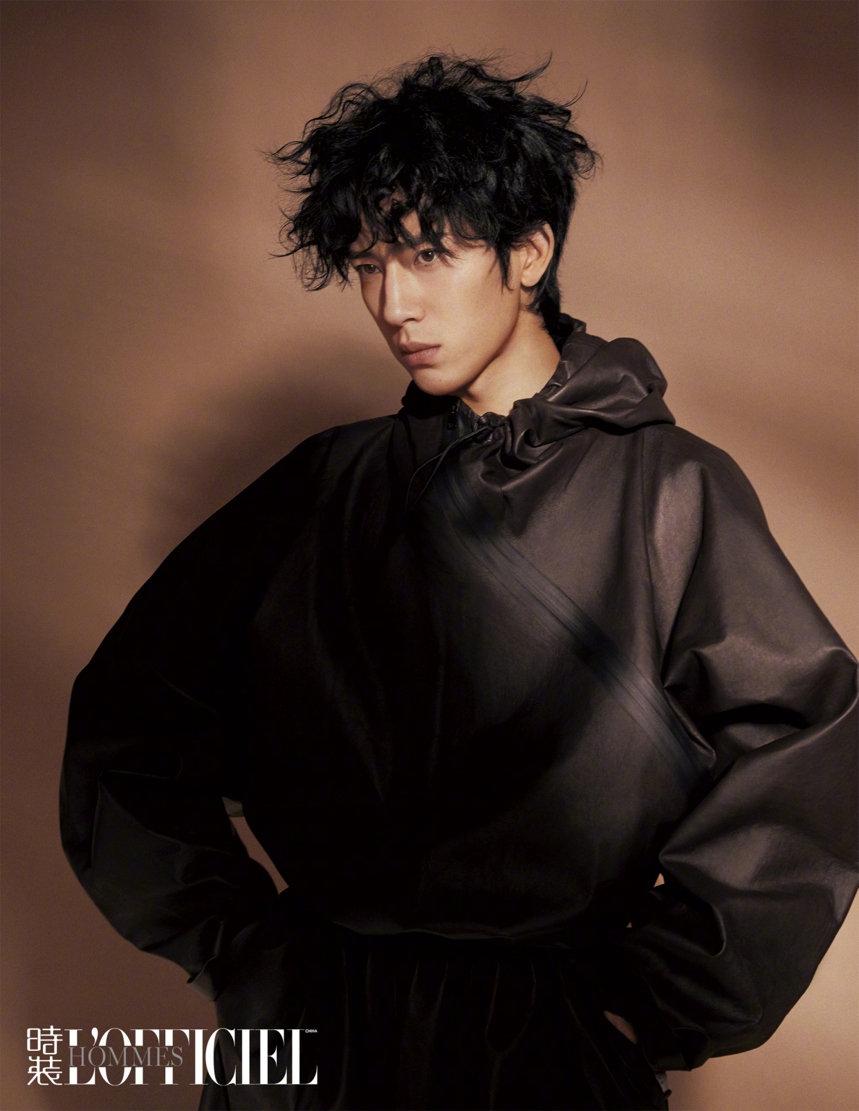 井柏然出镜时尚大片,羊毛卷短发造型,从容又高级