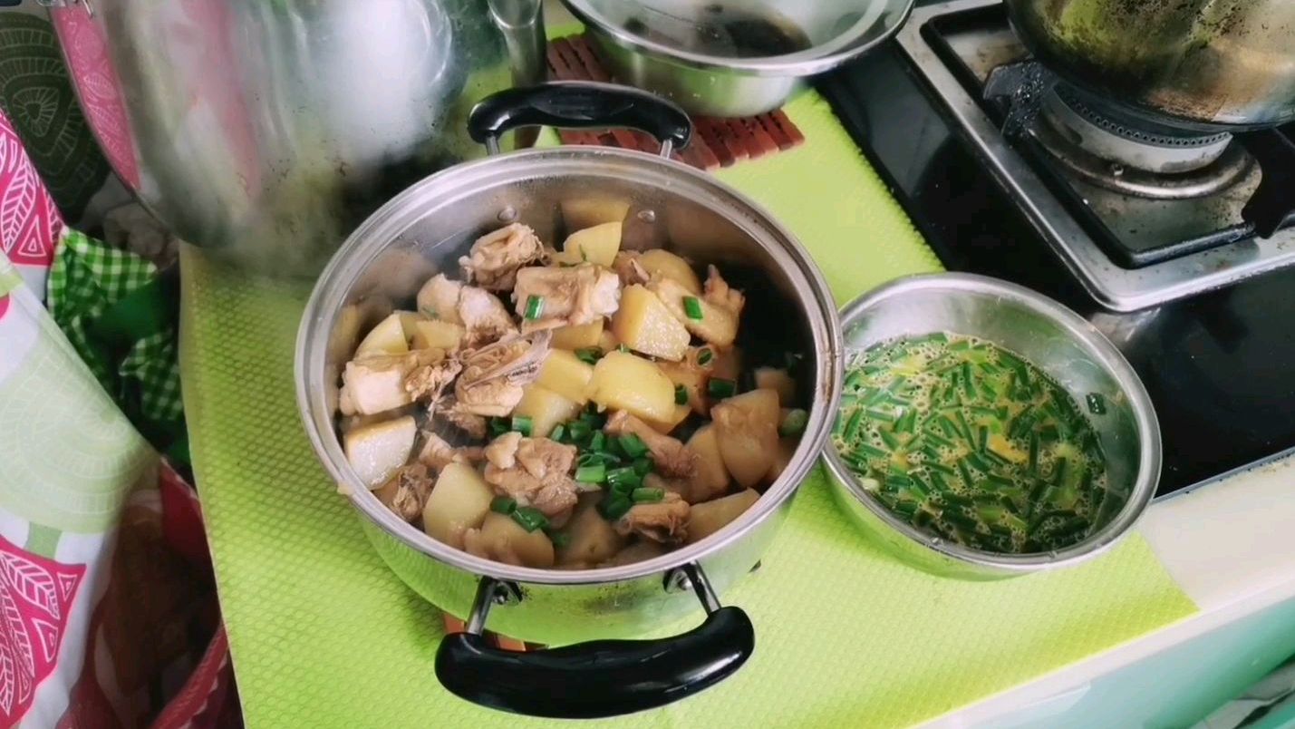 土豆焖鸡的酱汁下饭超好吃,午饭过后俩宝贝专心的在看书