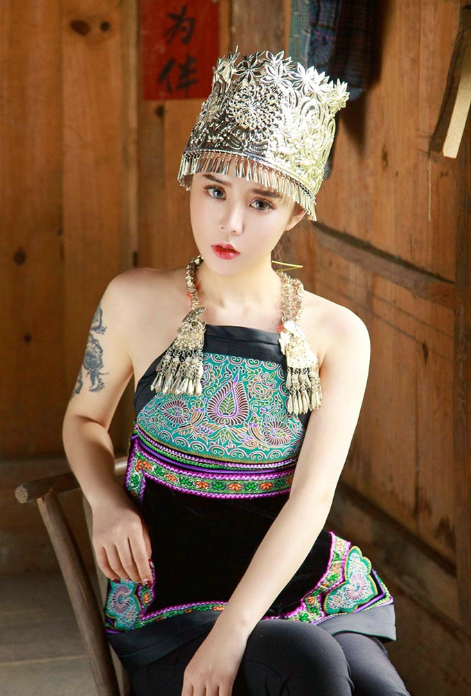 高气质性感模特白嫩肌肤嫩模爱丽莎写真