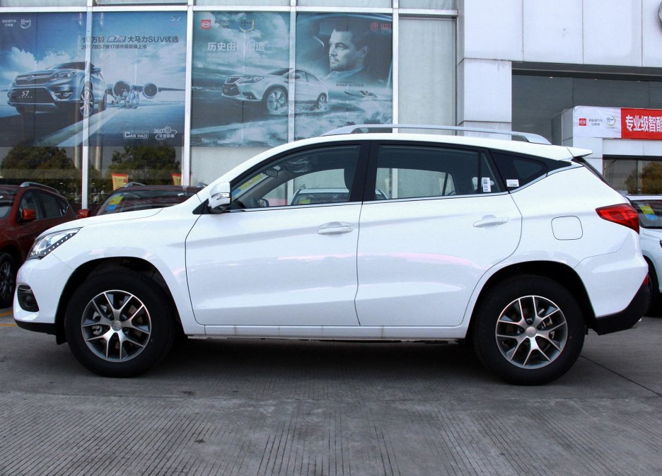 这款车的外观,它的线条感很好,肌肉感也很好,很硬