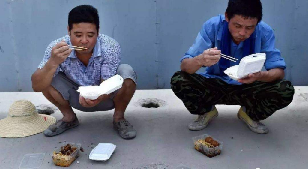 工地旁边的露天快餐店,10元一份盒饭管饱,工人不嫌脏吗?