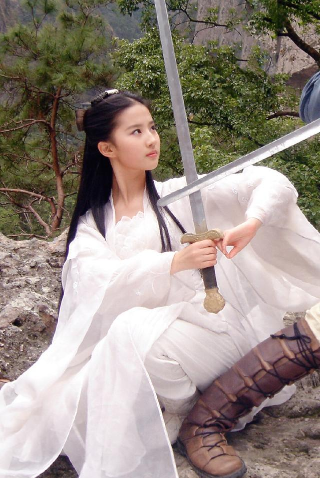 刘亦菲旧照曝光,穿白衣舞剑让人移不开眼,网友喊话让她再演一部