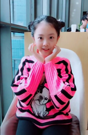 零零后小女孩学着做网红,颜值比一线明星都高