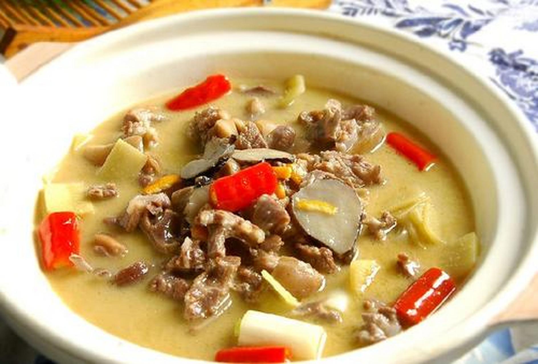 砂锅炖狗肉,湖南美食,制作方法是这样的:先将带皮狗肉3斤,洗净并切成3