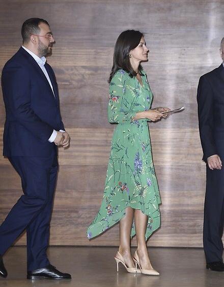 西班牙王妃很有"贵族"气质,真丝衬衫上衣搭配半身裙,优雅大气