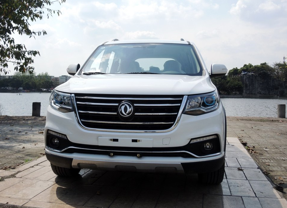 此车的外观是经过设计师的集思广益,大嘴巴的造型感