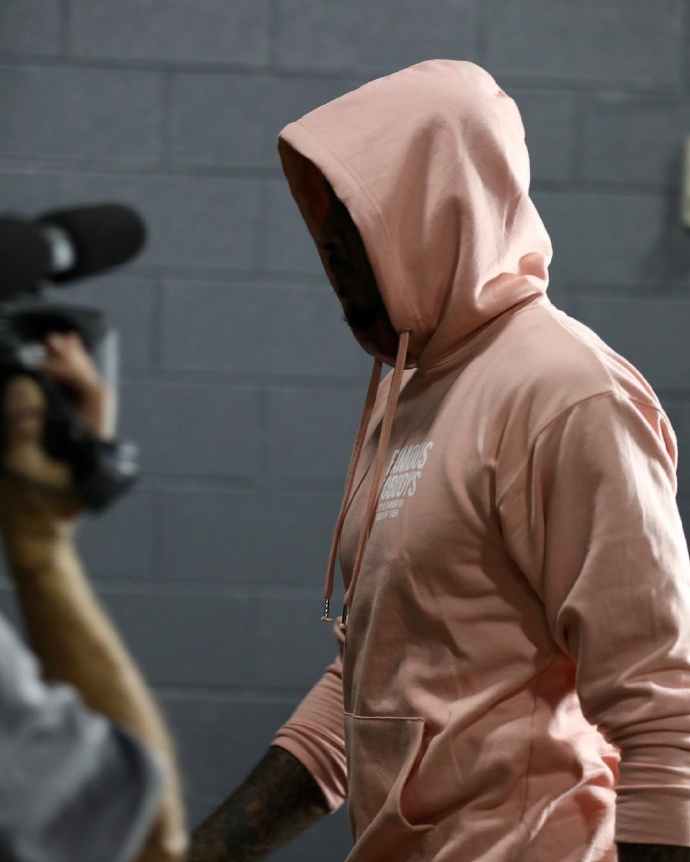 今天的球员私服:安东尼穿了粉色的帽衫