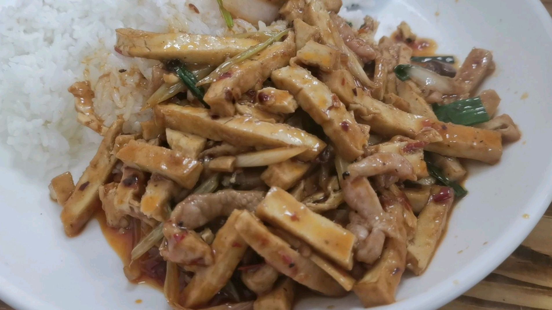 小伙到重庆小面试吃豆干肉丝盖浇饭,搭配招牌扁食汤,美味