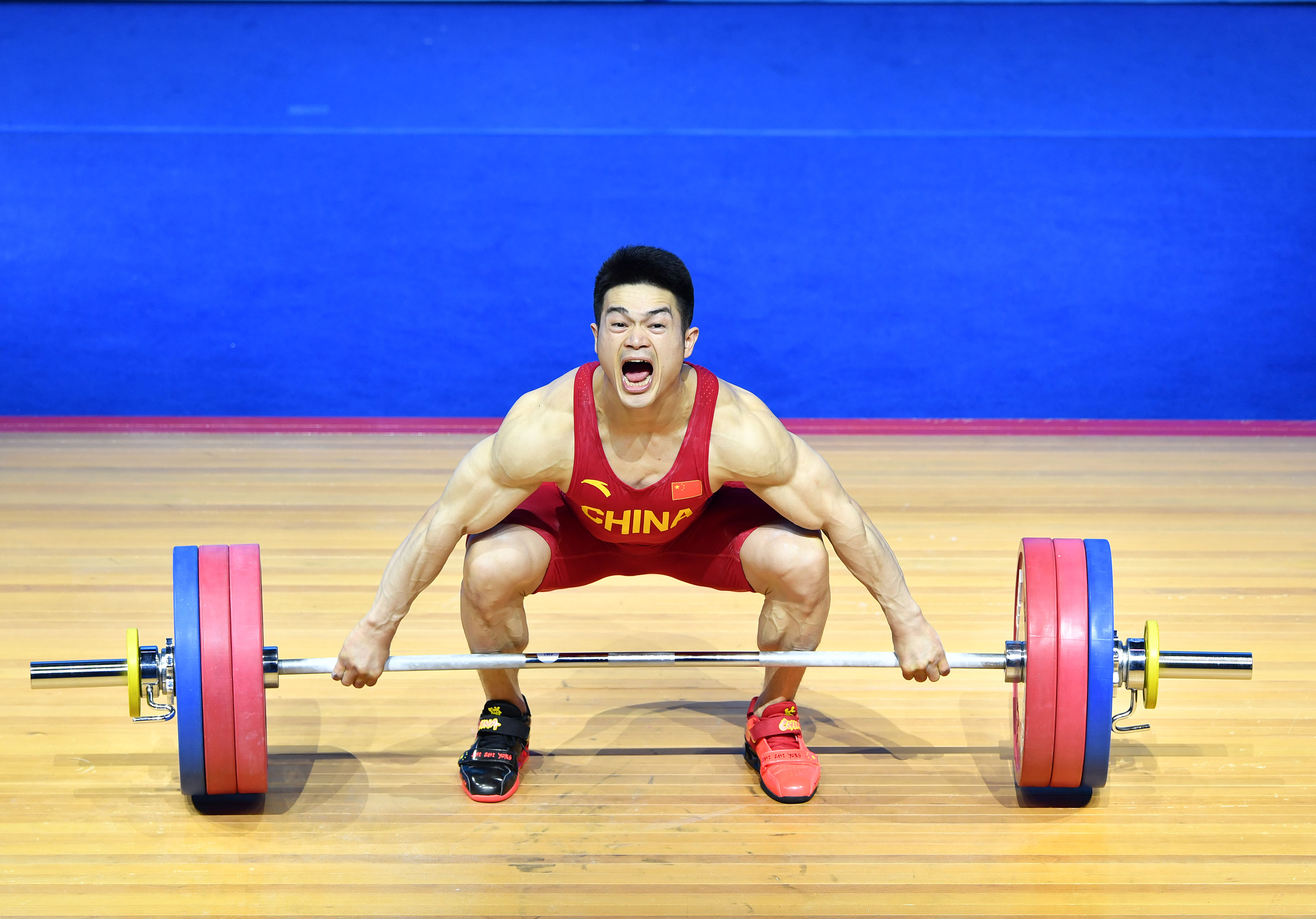 举重——亚锦赛:石智勇打破男子73公斤级抓举及总成绩世界纪录(2)