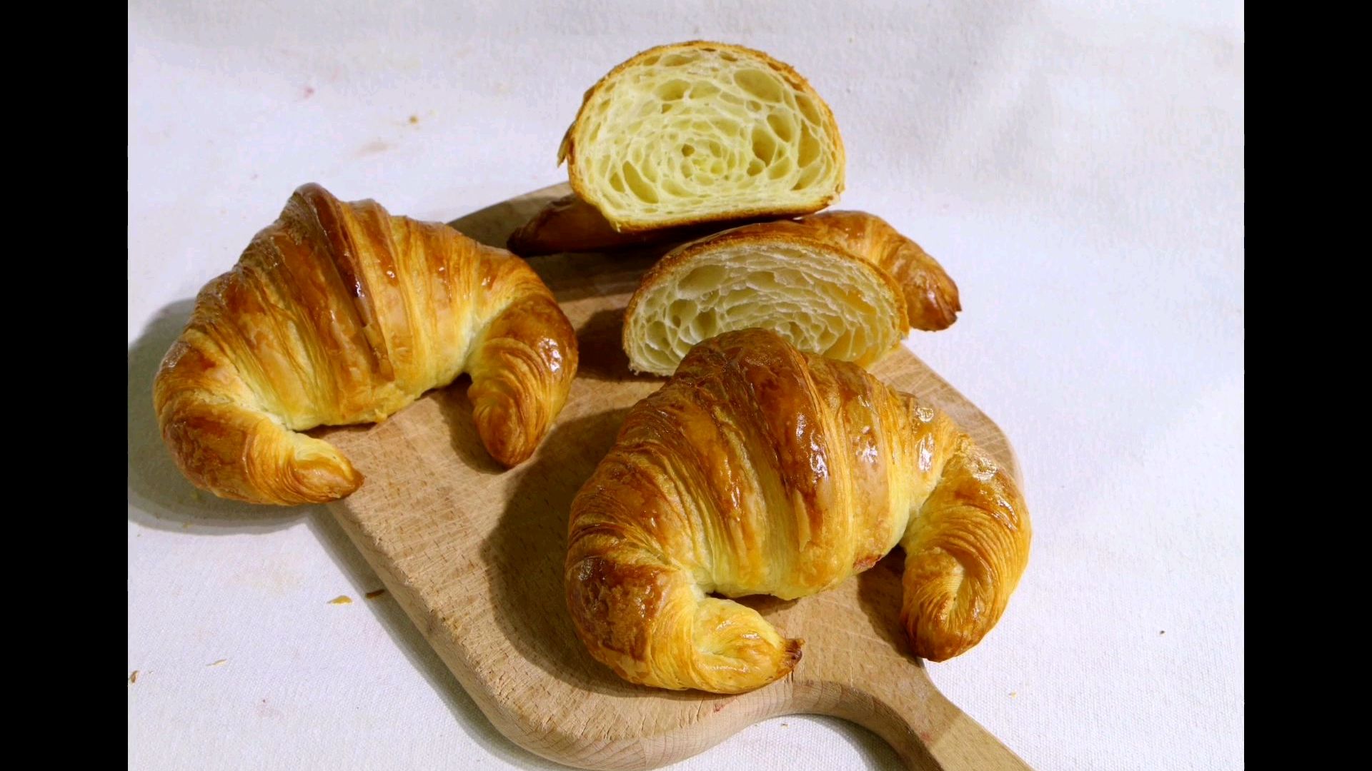 Croissant~可颂面包,又叫羊角面包或者牛角面包,意为新月