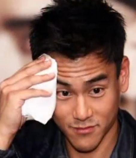 彭于晏除了颜值和肌肉原来还有抬头纹,这得有多少层啊!