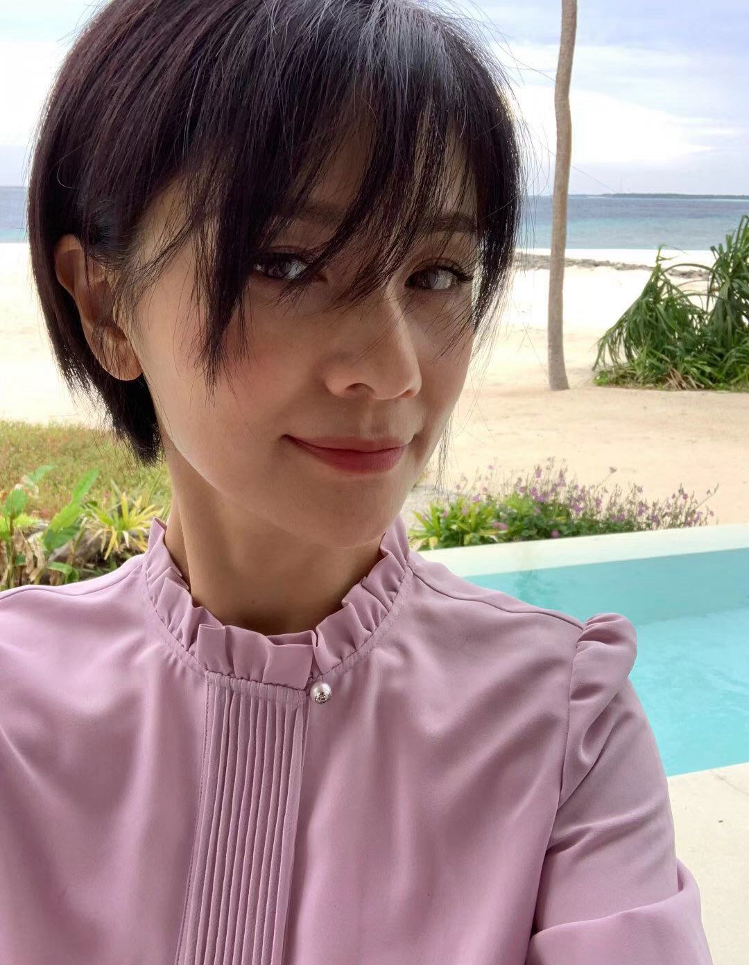 胡可也剪短发了,粉卫衣叠穿牛仔超减龄,哪像43岁辣妈?