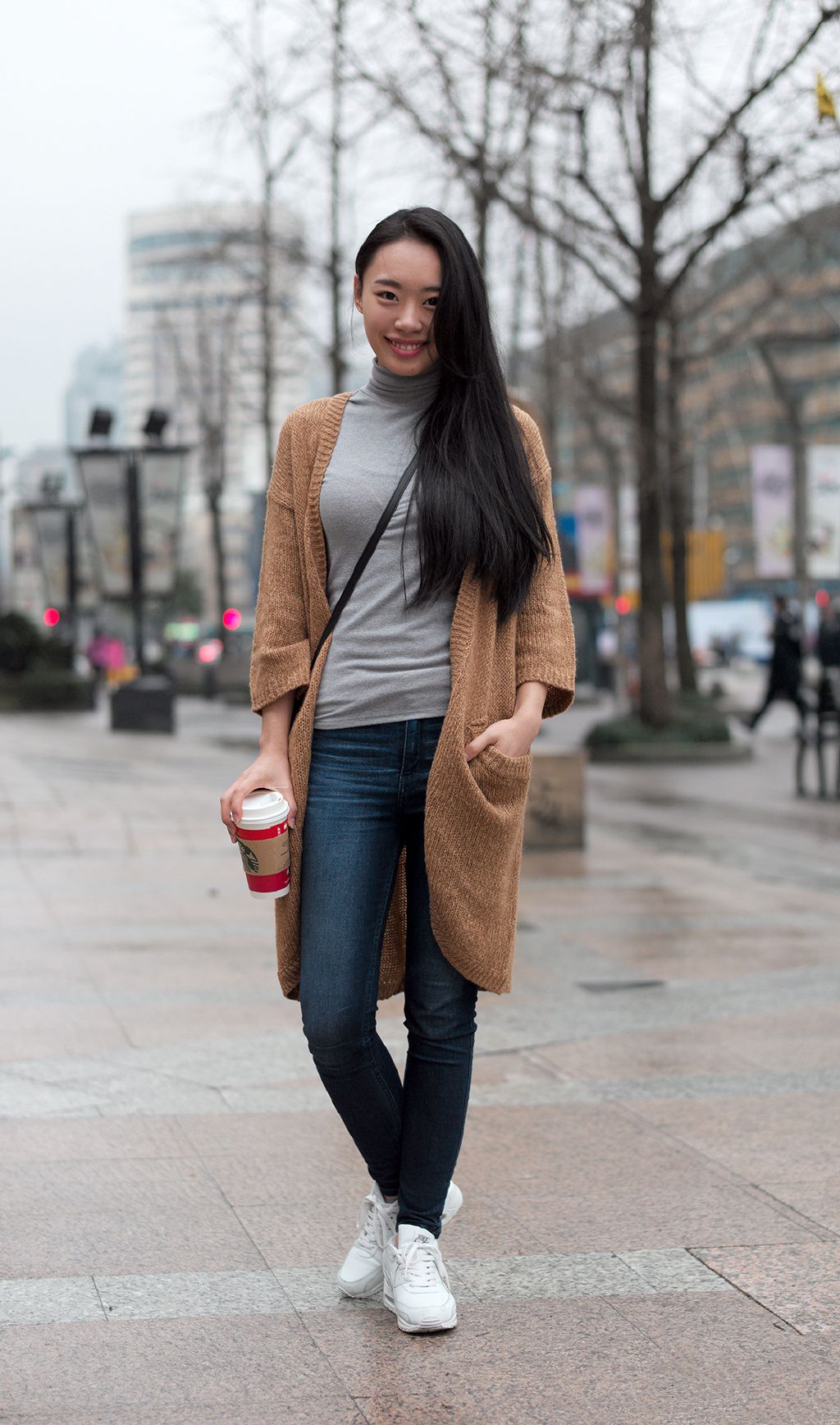 下身搭配牛仔裤,简单的搭配却又不失魅力!