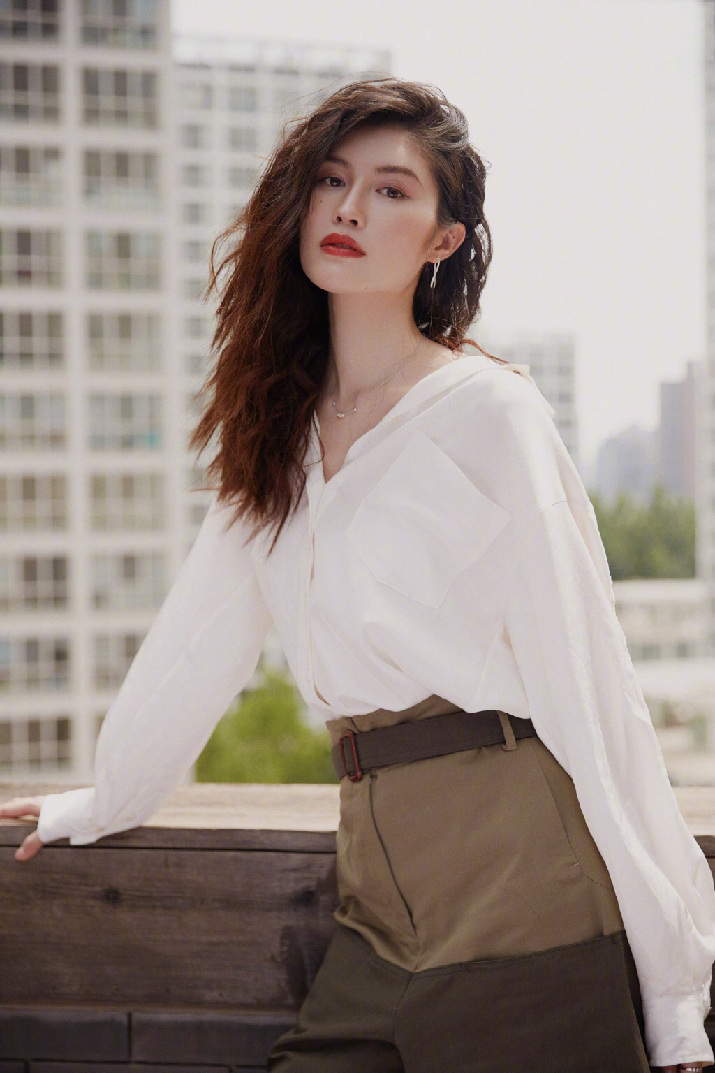 何穗get新造型!浪漫卷发复古摩登,流行几十年港星卷发依然带感