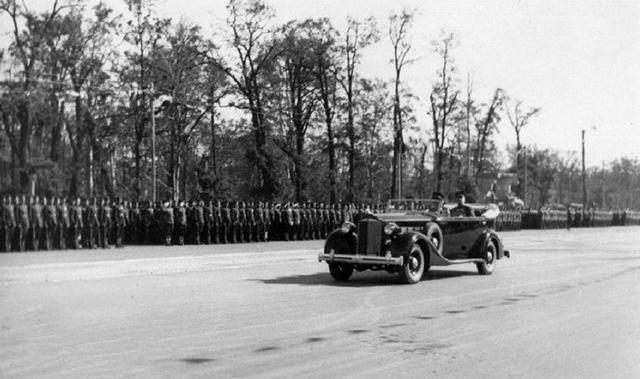 1945年柏林勝利閱兵,蘇聯這款坦克的出現,盟軍軍官被