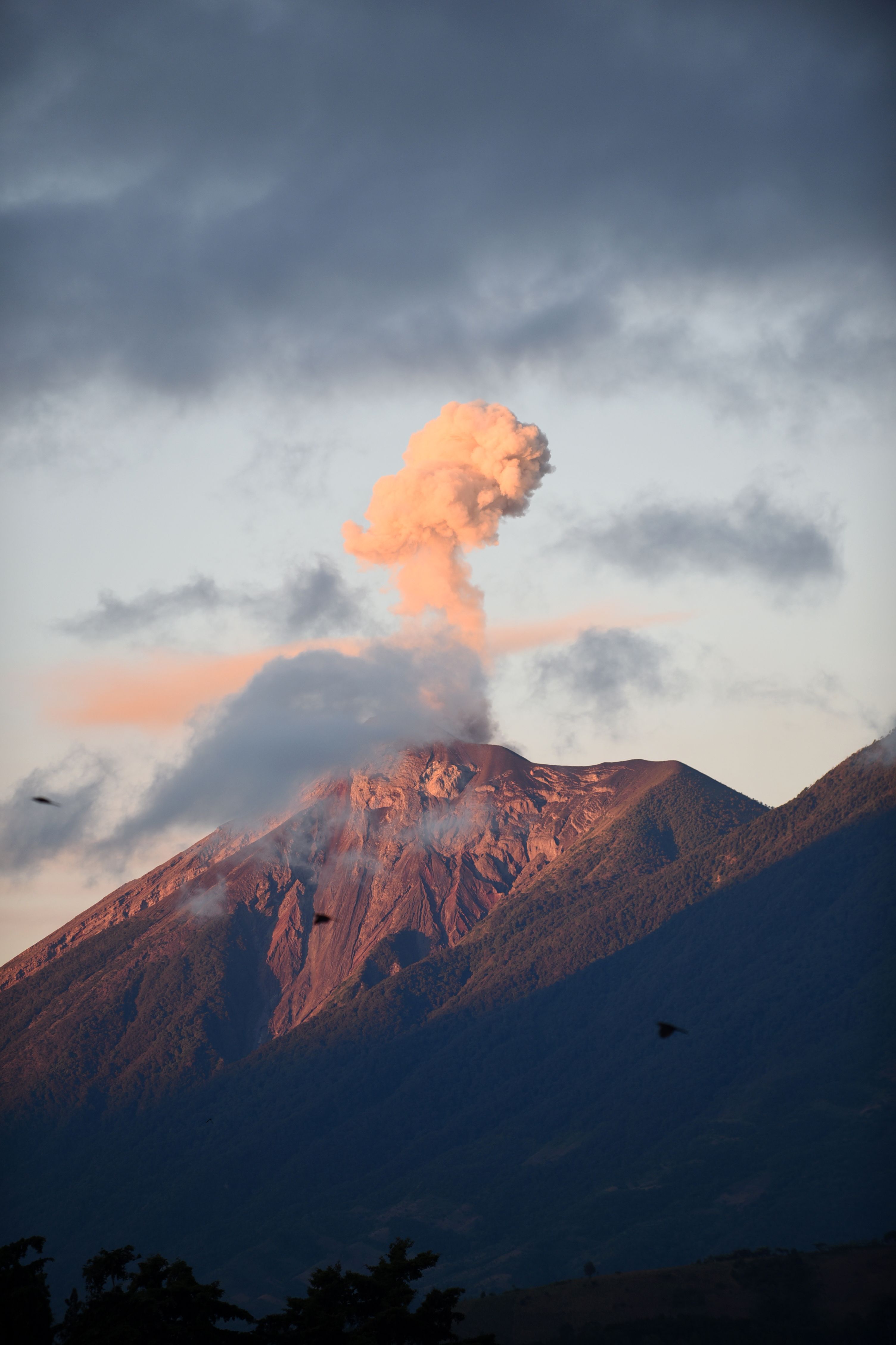 危地马拉一座火山喷出火山灰