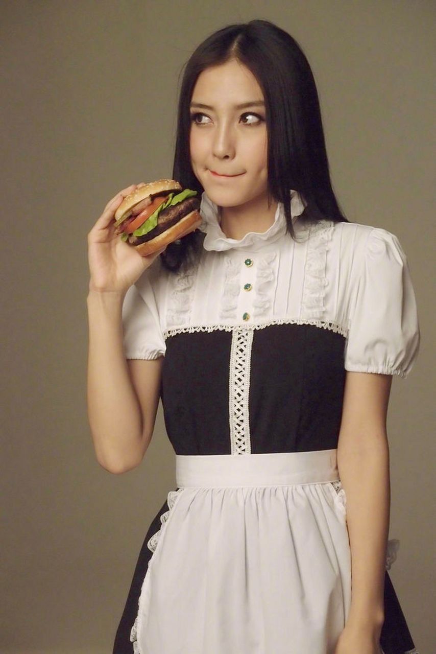 angelababy曝光一组早年广告宣传照,穿一身黑白制服洋娃娃的既视感,吃