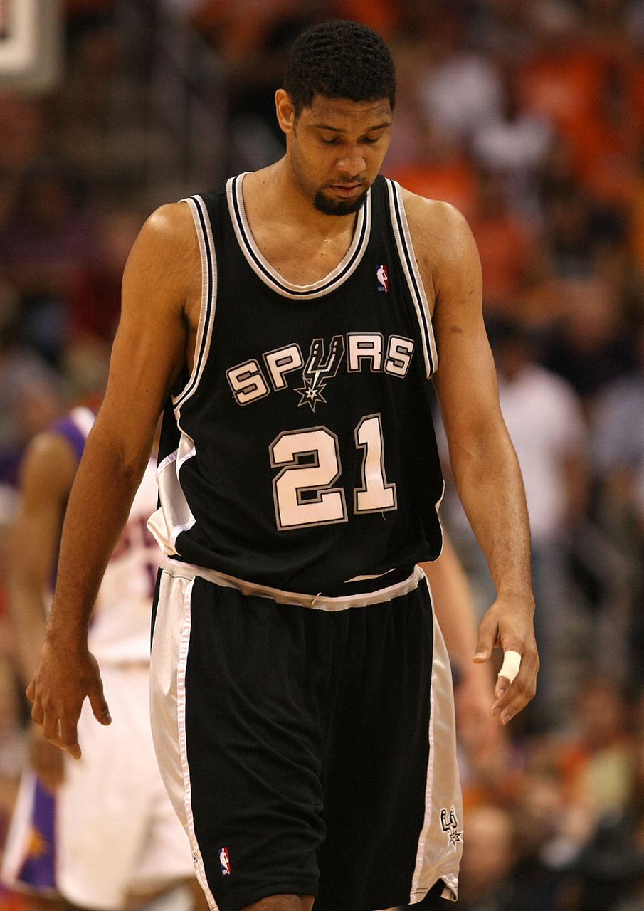 蒂姆·邓肯是nba历史上最伟大的大前锋之一,以独特的风格和稳健的表现