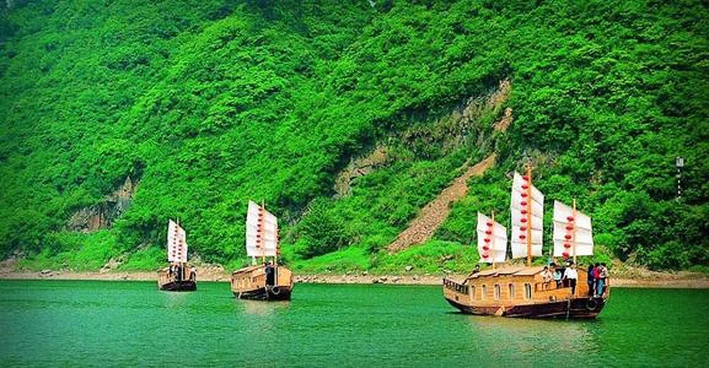 富春江七里泷,其旖旎的风光如一首清新的诗,一幅淡雅的画;又像一条