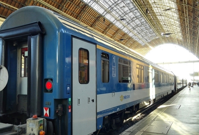 匈牙利"全自助"火车,买车票跑上跑下,当地人:自助真麻烦