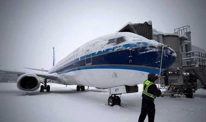 乌鲁木齐机场多趟航班因跑道结冰取消 6900余旅客滞留