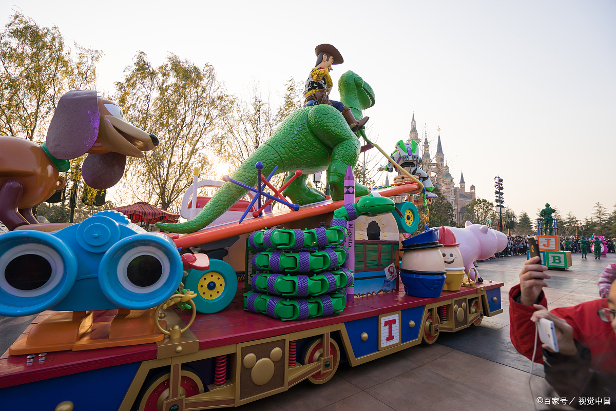上海迪士尼乐园,一个让无数孩子梦想成真的地方,它拥有许多适合三岁