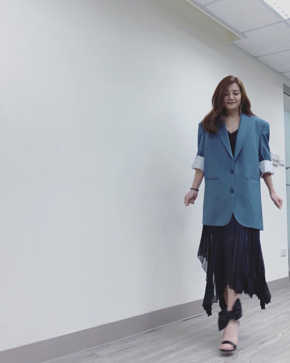 组图:梁静茹恢复单身素颜逛街 穿蓝色长裙戴黑框眼镜超休闲