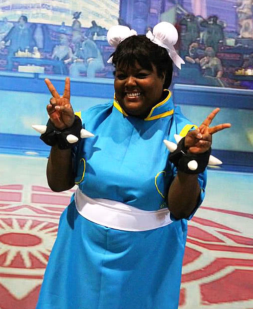 最近cos"春丽"有点火,躲了黑人和胖子,却被她,萌了一脸甜