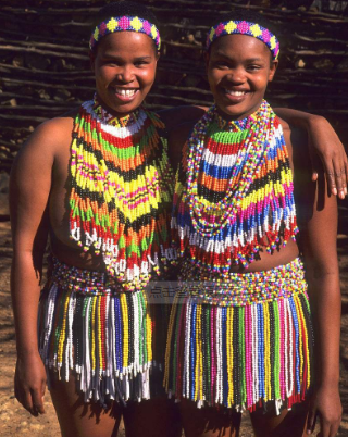 南非原始部落的"奇葩"习俗,未婚女性为了证明贞洁,禁止穿上衣