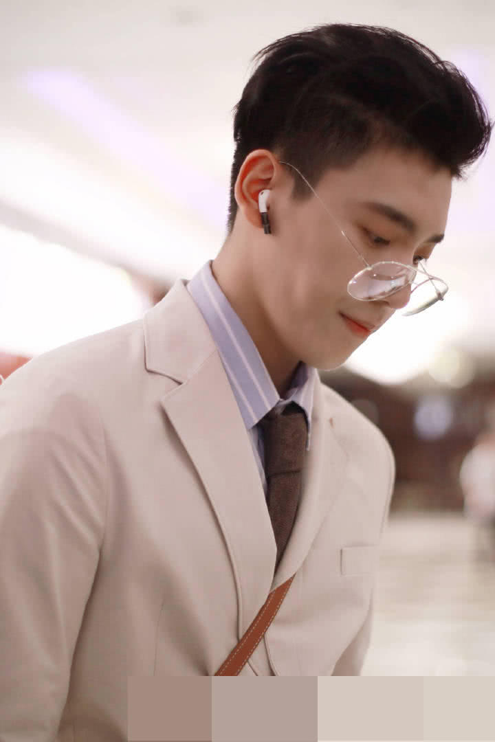 王子异化身西服bro,雅痞眼镜苏爆 网友:第四张惊艳了!