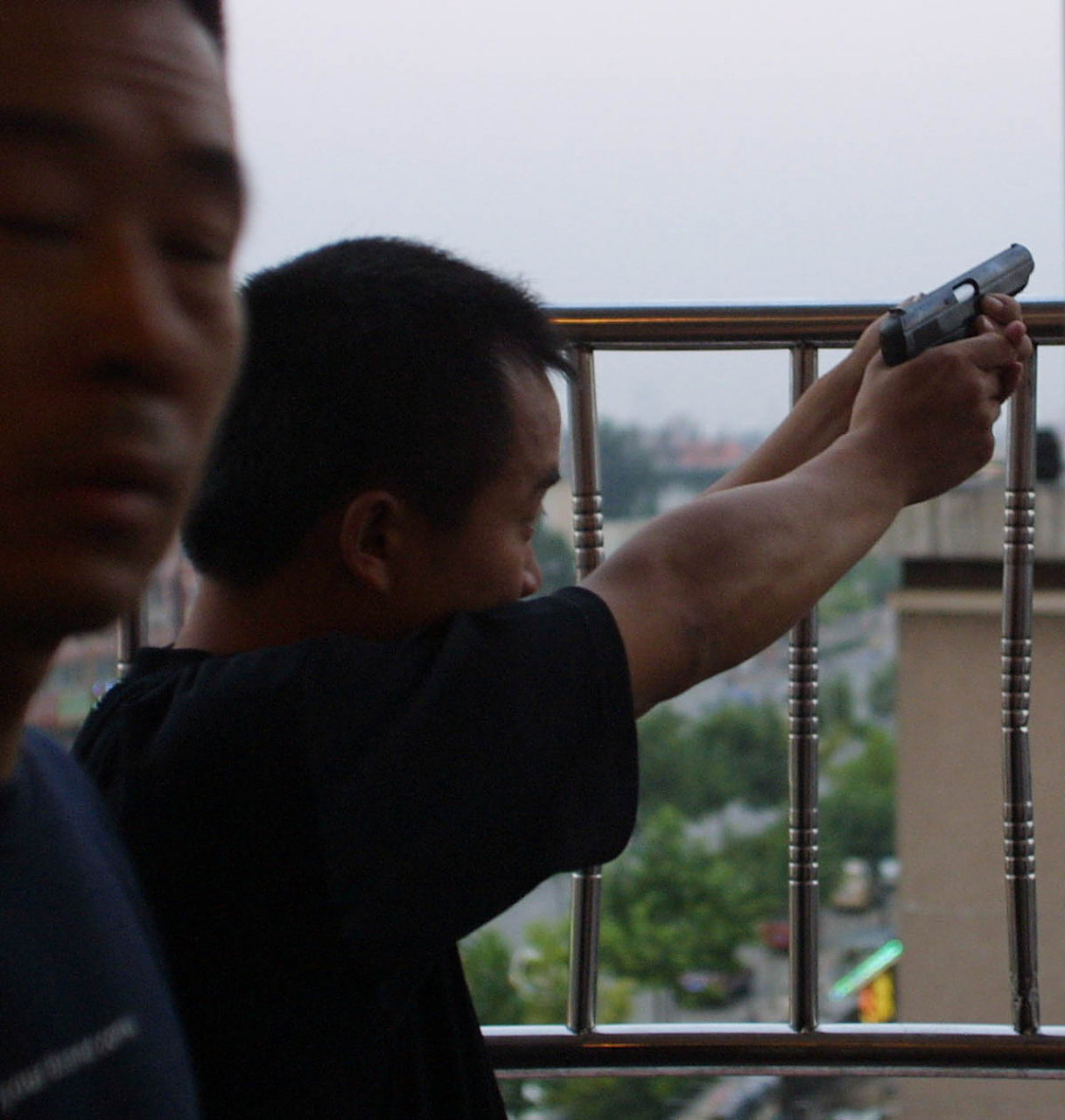 8岁女孩被两个13岁男孩用弹弓射中眼睛,眼球破裂视网膜脱离,彻底失明!