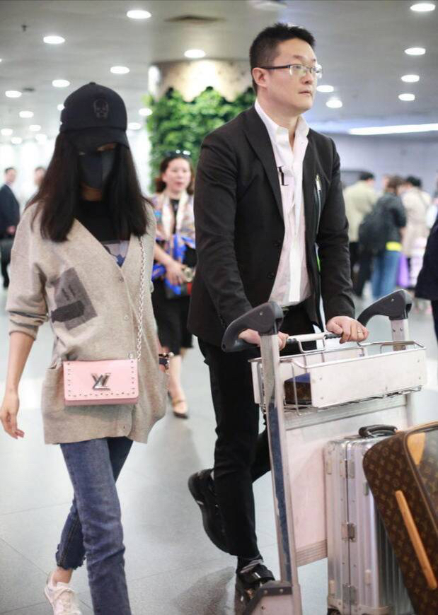 姚笛与男朋友现身机场十指紧扣,披头散发一路低头疾行
