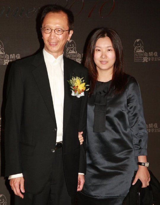 "跳水皇后"伏明霞嫁大26岁富商,结婚16年被传离婚,老公辟谣