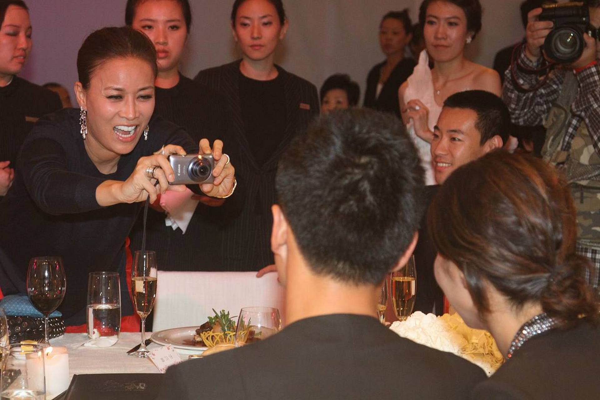 2004年,那英豪掷4000万开了一家酒吧,一天晚上,一个煤老板喝得大醉