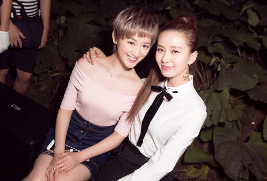 郭晓婷与刘诗诗是很好的姐妹,如今长大了郭晓婷与刘诗诗合影,太久没