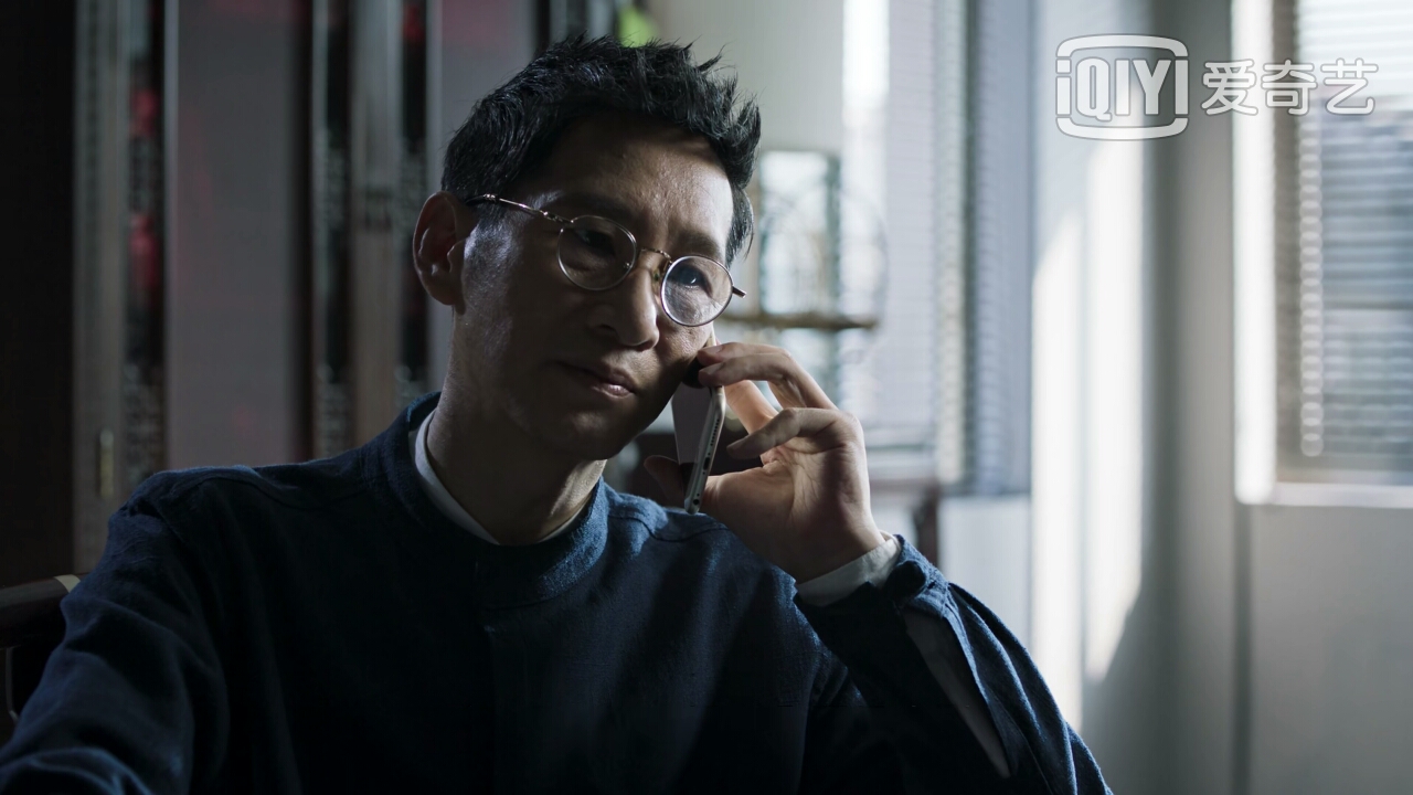 《破冰行动》中林耀东拥有多部手机,是有一定原因的