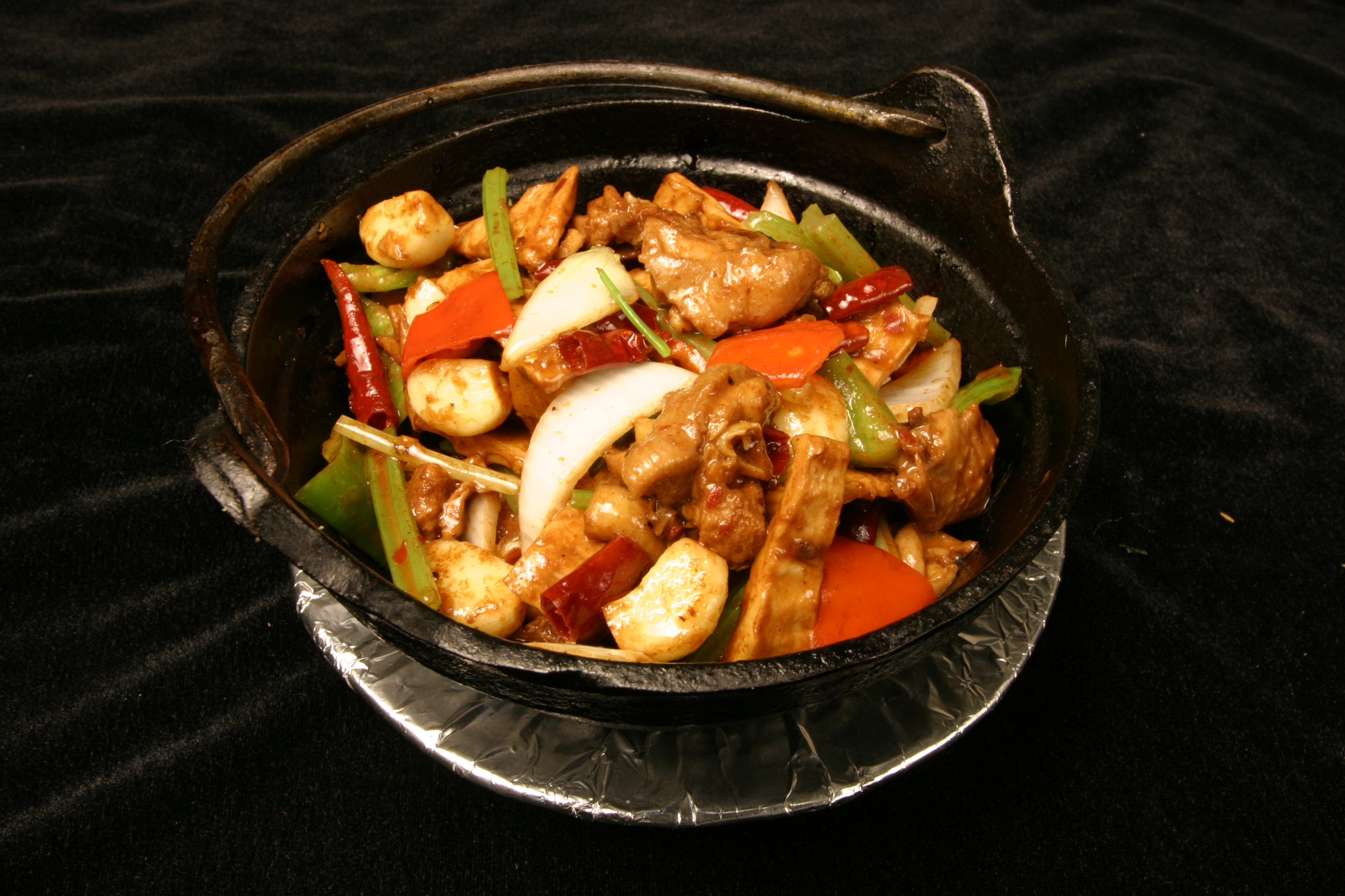 干笋炝锅鸡 主料:鸡肉1只.辅料:胡萝卜1根.