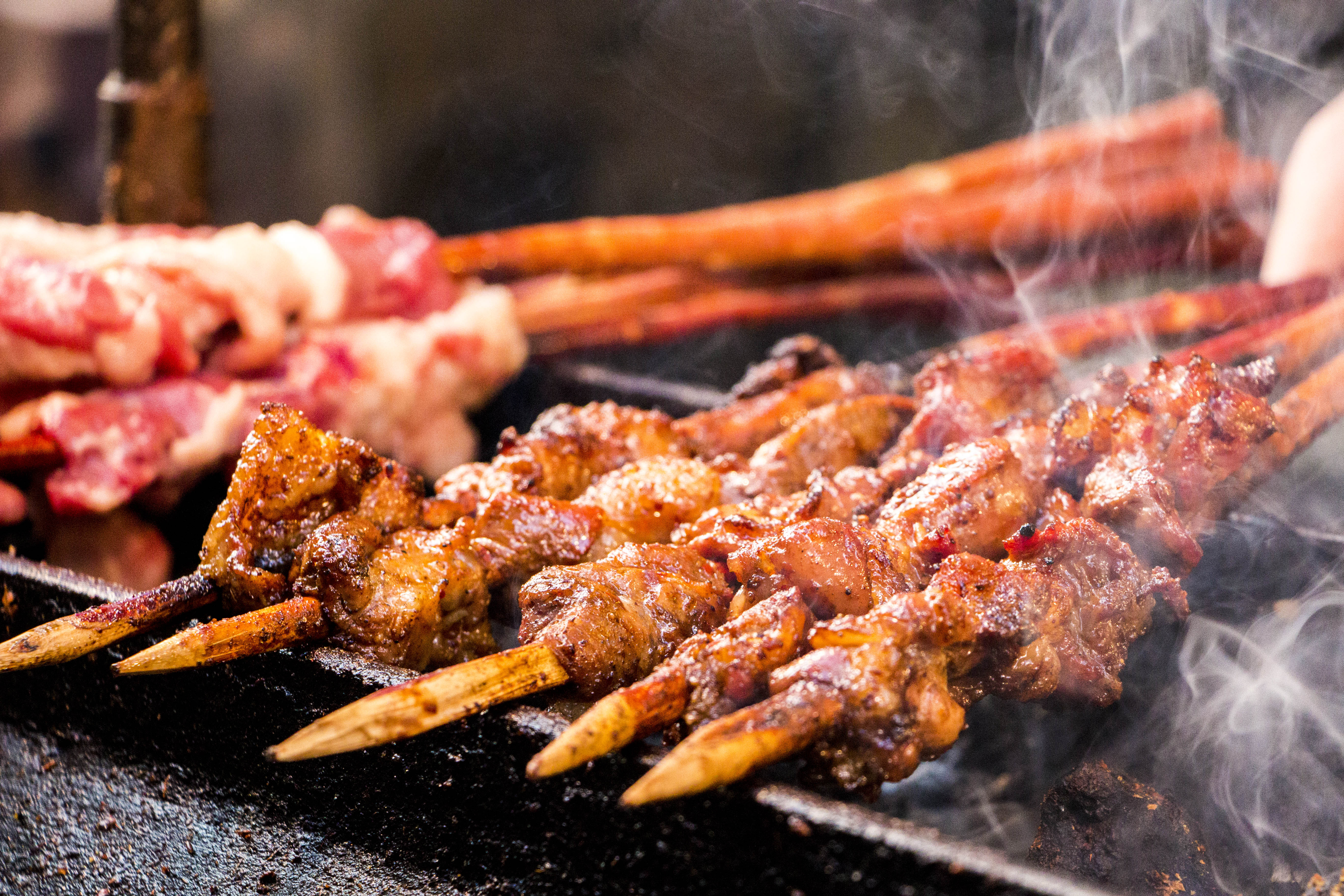 红木树枝羊肉串,树枝比较拉风,肉也很多,喜欢羊肉的朋友不妨来试试.