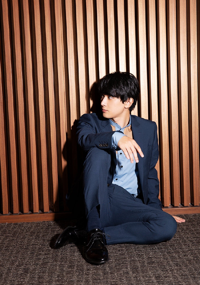 组图:吉泽亮一组写真曝光 深色西装干净帅气