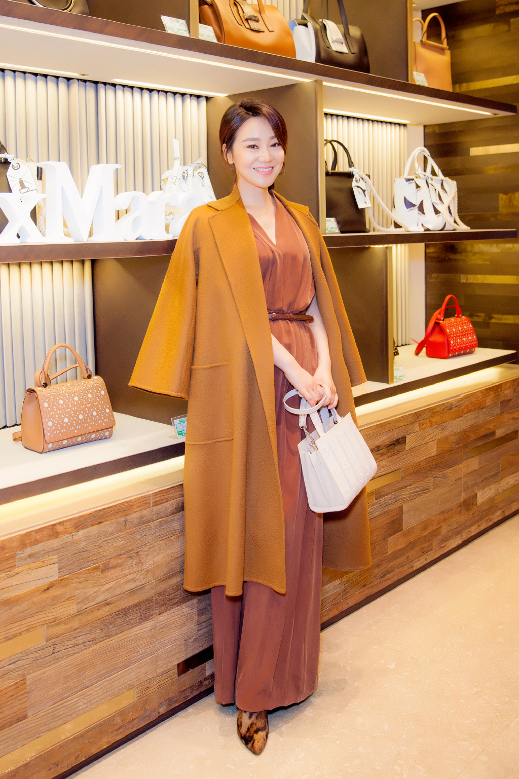 「胸针迷」春晚闫妮演绎中性风,告诉你职场穿搭的三个秘诀