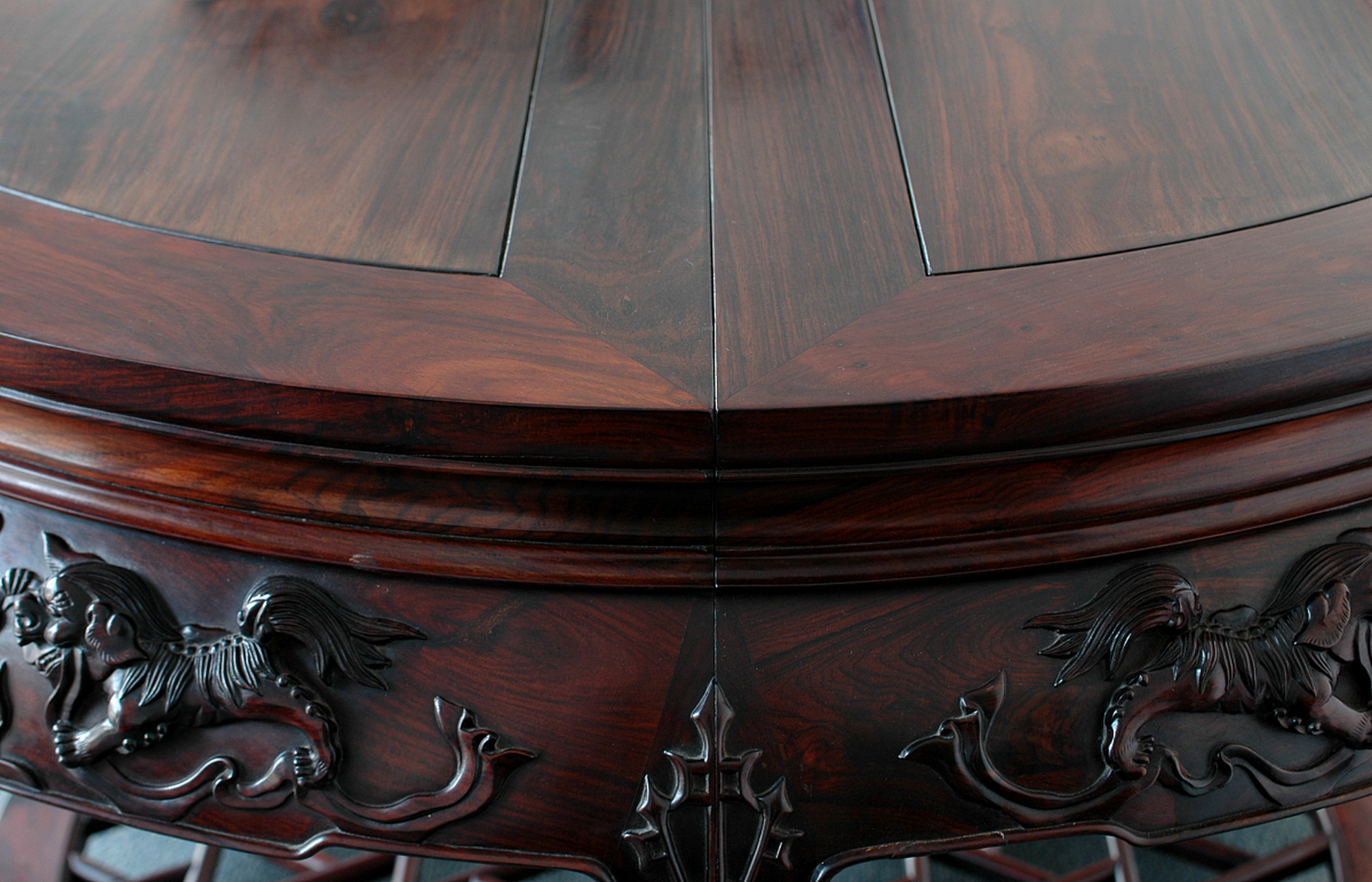 但选哪个?需求和预算说了算~[原文:黑金檀木和乌檀木菜板哪个.